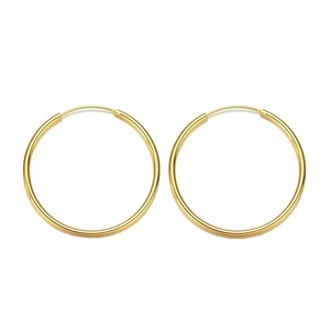 Boucles d'oreilles créoles fines classiques en or 14 carats pour femmes, à porter au quotidien - Product Image 6