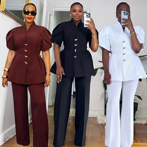 Ensemble de tailleur pour femme, blazer peplum et pantalon évasé, élégant, manches bouffantes, avec boutons dorés - Product Image 1