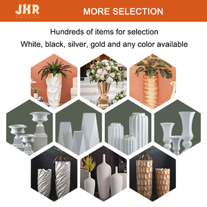 Grand pot à fleurs sur piédestal blanc classique - Idéal pour les mariages, les événements et la décoration des halls d'hôtel - Product Image 3