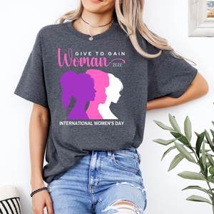 T-shirt Give To Gain per la Giornata della Donna 2026, stampa per la Giornata Internazionale della Donna, vestibilità casual, girocollo, manica corta, 100% cotone - Product Image 1