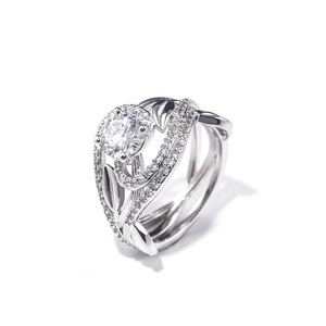 Anello da Donna in Rame con Foglie Intrecciate e Zirconi Incastonati, Gioiello da Mano per Uso Quotidiano - Product Image 1