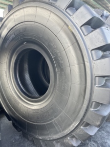 Neumático Sólido Sin Cámara de Alta Calidad OTR E-3 L-3(E) 15.5-25 para Minicargadoras y Ruedas - Product Image 3