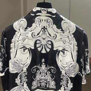 ขั้นต่ำในการสั่งซื้อ: 1 ชิ้น |   เสื้อเชิ้ตแขนสั้นผู้ชายลายพิมพ์ผ้าไหมแบบโปร่งบางลายทางศาสนาสไตล์เสี่ยวจ้าน คอลเลคชั่นฤดูใบไม้ผลิและฤดูร้อน - Product Image 4