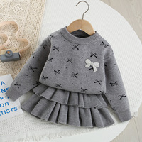 Ensemble pour petites filles : Pull en tricot doux jacquard à mini-nœuds et badges perlés, et mini-jupe en tricot à volants superposés