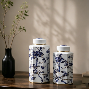 Bocaux hexagonaux en porcelaine blanche, bleue et dorée à motif floral avec bordure dorée pour table console zen orientale et accent de décoration intérieure - Product Image 5