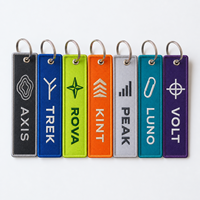 Porte-clés en tissu brodé avec logo personnalisé contrastant néon, avec double anneau ou œillet, pour sacs streetwear, événements et promotions