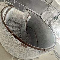 Escalier en spirale en marbre naturel poli sur mesure, rampe en bronze, décoration intérieure de luxe pour villa, hôtel, hall, haute qualité
