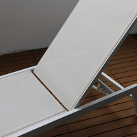 Chaise longue d'extérieur élégante avec cadre argenté et dossier multi-positions en maille blanche pour piscine, patio et jardin