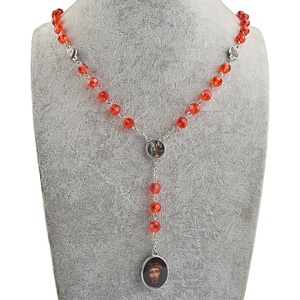 Ciondolo Unisex del <span class=keywords><strong>rosario</strong></span> di cristallo rosso 8mm di sangue di gesus collana stile religioso in lega di zinco placcato <span class=keywords><strong>argento</strong></span> catene di <span class=keywords><strong>gioielli</strong></span> cristiani - Product Image 6