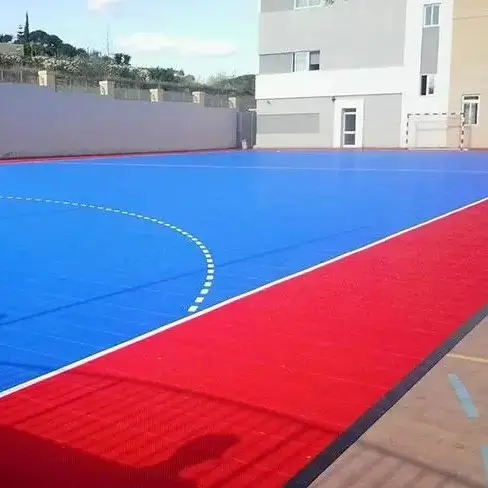 Pavimento modulare sospeso per campi da basket ad incastro in plastica per piastrelle portatile erba artificiale opzione facile da installare