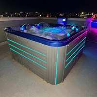 Quadratischer 6-Personen-Hotel-Spa-Außenwhirlpool mit Fernseher, blauer Acryl-Freistehender Whirlpool, Kryotherapie mit Smart-TV
