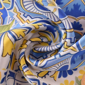 Écharpe en <span class=keywords><strong>soie</strong></span> imitation personnalisée avec logo pour femmes - Écharpe carrée en satin de polyester brillant à imprimé citron italien, douce et soyeuse - Product Image 2