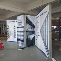 Boîte lumineuse SEG personnalisée pour stand d'exposition d'angle avec grandes ouvertures pour salon professionnel