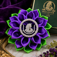 Broche Fleurie Délicate pour Femme, Motif Fille d'Isis, Ornée de Perles et d'un Logo Symbole, Tons Violet et Vert, Vente en Gros