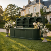 Comptoir de bar de luxe vert foncé pour mariage, avec panneau rainuré vert forêt et support arqué pour événements et locations de lieux