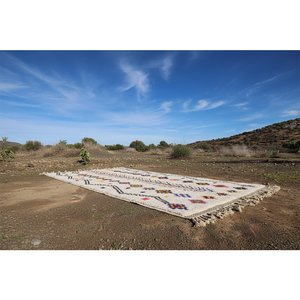 Auténtica alfombra Azilal marroquí hecha a mano con vibrantes patrones geométricos abstractos bereberes para la decoración de una sala de estar bohemia. - Product Image 2