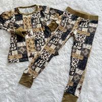 Ensemble de vêtements de pyjama boutique en Spandex/Coton rose vintage à motif animalier pour la chasse, avec hauts et pantalons, prêt à expédier (RTS)