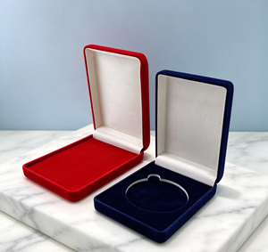 Boîte à collier rectangulaire haut de gamme XINYUAN, fermeture magnétique, coins arrondis, revêtement en velours fin, blanc doux - Product Image 5