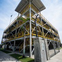 Bâtiment de stationnement contemporain en structure acier pour l'intégration de parkings multi-niveaux dans les villes intelligentes