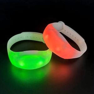 Pulsera LED con Control Remoto de 433Mhz y Logotipo Personalizado, 15 Colores Intermitentes, DMX 10 Zonas, para Conciertos, Eventos y Fiestas - Product Image 1