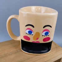 Mug à café promotionnel rond en céramique durable FOCUS – Motif biscuits et lait imprimé en sérigraphie avec poche à biscuits intégrée