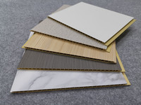 Offre spéciale Panneaux décoratifs modernes en marbre PVC 3D Plafonds ignifuges en forme de bande pour la cuisine et la chambre à coucher