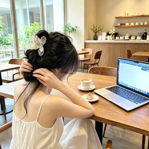 กิ๊บติดผมรูปดอกไม้สีเบจประดับเพชร กิ๊บหนีบผมรูปผีเสื้อสุดหรูสำหรับผู้หญิง เครื่องประดับผมแบบครึ่งหัว - Product Image 5