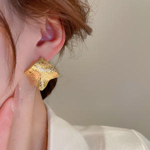 Pendientes de tuerca cuadrados plisados con aguja de plata para mujer, aretes de metal personalizados, temperamento versátil a la moda, venta al por mayor - Product Image 3