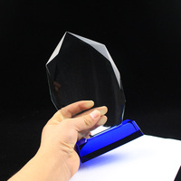 Trophée personnalisé en cristal bleu, vente en gros, trophée en verre cristal K9 vierge en forme de bouclier avec base noire pour cadeau souvenir