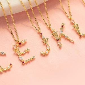 Collana con Iniziale per Donna <span class=keywords><strong>e</strong></span> Ragazza, 26 Lettere, Ciondolo Placcato Oro con Perle <span class=keywords><strong>e</strong></span> Pietre Colorate a Forma di Farfalla - Product Image 2