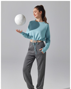 Conjunto Deportivo de <span class=keywords><strong>2</strong></span> Piezas para Mujer, Sudadera Corta con Cuello Redondo y Cordón Ajustable, Puños con Orificios para Pulgares, Pantalones Deportivos de Cintura Alta - Product Image 3