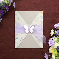 Invitation de mariage personnalisée en vellum à motif de fleurs sauvages avec accent papillon et ruban transparent pour baptême, fête prénuptiale et événement privé
