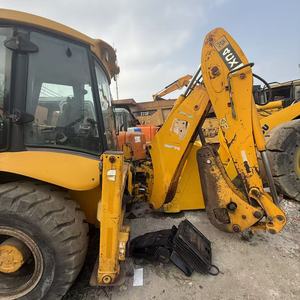 Chargeuse-pelleteuse JCB 4CX haute performance, équipement de construction durable pour travaux d'excavation et de chargement intensifs - Product Image 3