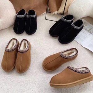 Pantuflas de piel de oveja para hombre, calzado de una pieza para el invierno, botas de algodón a prueba de nieve con ribete de encaje de estilo étnico. - Product Image 3