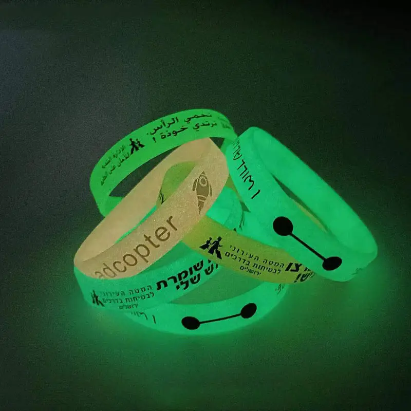 Cadeau souvenir d'événement de lueur de nuit personnalisée bracelet en silicone pour brèves activités mots caoutchouteux bracelet noctilucent