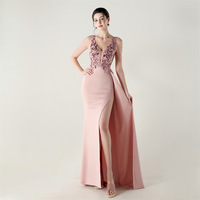 Robe de soirée sirène à col en V profond avec dentelle, perles et franges, fente haute, longueur ras du sol, idéale pour les soirées dansantes et les banquets de mariage