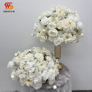 Centros de Mesa de Boda con Rosas Artificiales Blancas de Seda de Alta Calidad, Diseño Asimétrico - Product Image 6