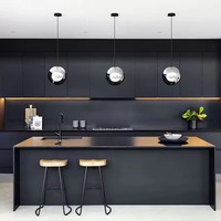 Meuble de cuisine CBMmart avec finition laquée noire mate, design moderne, plan de travail en marbre, conception personnalisée gratuite