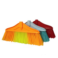 Balai en plastique durable effet soie glacée avec manche en bois et poils à dents moyennes pour usage domestique et extérieur, vente en gros