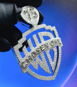 Pendentif avec logo Iced Out Shield Bijoux pour hommes design lettre personnalisée hip hop ton argent - Product Image 1