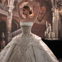 Robe de mariée impériale bustier longue grande taille en satin, avec broderie de cristaux, pièces décoratives asymétriques et traîne royale