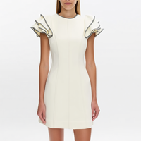 Robe mini ajustée à col rond, manches à volants superposés, fermeture éclair avant, avec passepoil contrastant ivoire, personnalisable, vente en gros, robe d'été pour femme
