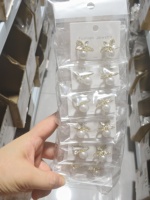 Anting-anting tusuk mutiara imitasi bentuk bunga gaya Prancis, bahan zinc alloy, desain mewah ukuran kecil, elegan, serbaguna, dan menawan.