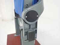 Banc de stade VIP pliable en plastique PP avec siège relevable et amortisseur anti-vibrations fixé sur rail ZS-QF01-L