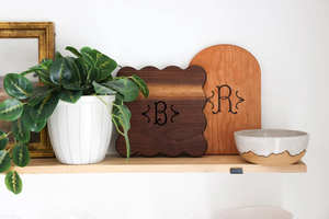 가리비 모노그램 커팅 보드 커플을위한 맞춤 선물 - Product Image 5