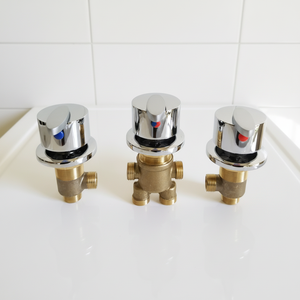 Rubinetto per <span class=keywords><strong>vasca</strong></span> <span class=keywords><strong>da</strong></span> <span class=keywords><strong>bagno</strong></span> in ottone massiccio, set tre pezzi, con doppio manico in ceramica, design moderno, con conversione divisore acqua calda, direttamente dalla fabbrica - Product Image 2