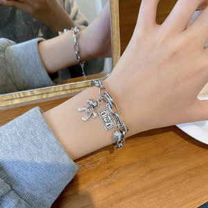 สร้อยข้อมือจี้รูปม้าสไตล์เรโทรฮิปฮอปสำหรับผู้หญิงสาวๆ สร้อยข้อมือแบบเรียบง่าย สร้อยข้อมือแฟชั่น เครื่องประดับ - Product Image 1