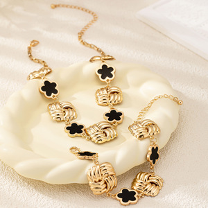 Venta caliente de moda cuatro trébol cuadrado retorcido bobinado collar pulsera 2 uds conjunto femenino de aleación de alta calidad conjunto de joyería de moda W - Product Image 3