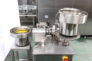 Tam otomatik ve yarı otomatik vakumlu kan toplama tüp üretim hattı kapatma makinesi yarı otomatik plastik şişeleme/kapatma - Product Image 3