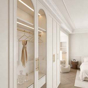 Armario Abierto Estilo Crema Personalizado Balom con Acabado Beige Claro, Partición de Vidrio, Área de Colgado y Diseño de Iluminación Lineal - Product Image 2